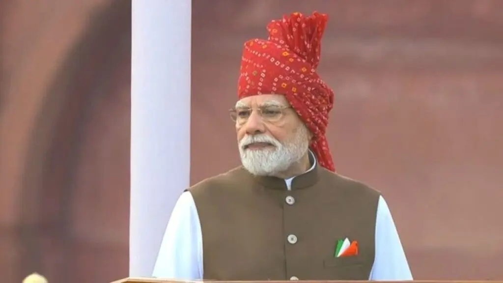 स्वतंत्रता दिवस पर मैरून बांधेज पगड़ी में दिखे पीएम मोदी