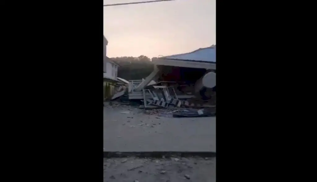 7.7-magnitude quake off Indonesia kills two, damages buildings