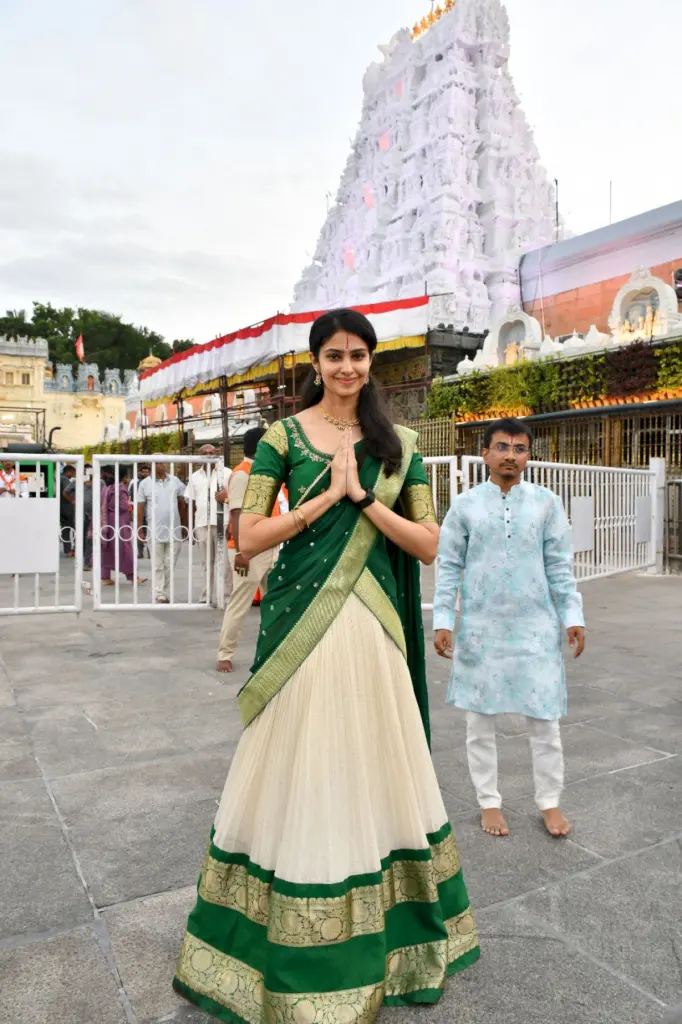 Manasa Varanasi visits Tirumala temple in traditional attire