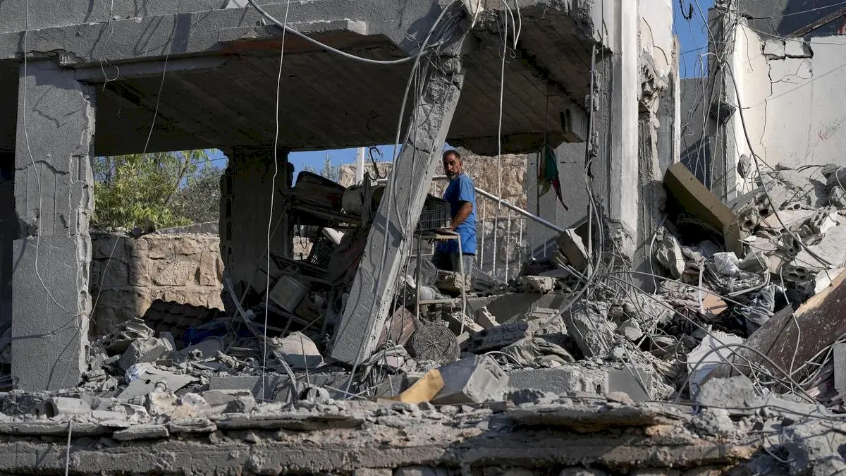 Israeli strike kills seven in southern Lebanon despite truce
