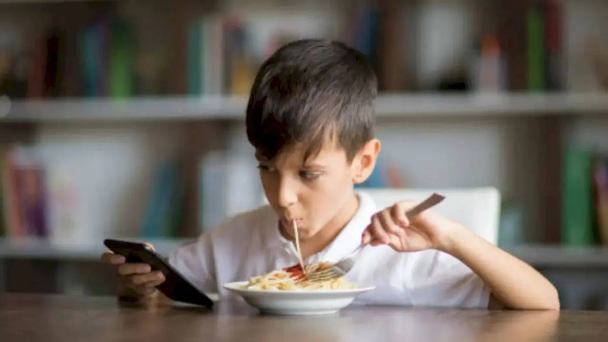 Rujuta Diwekar Shares Three Ways to End Mealtime Screen Habit