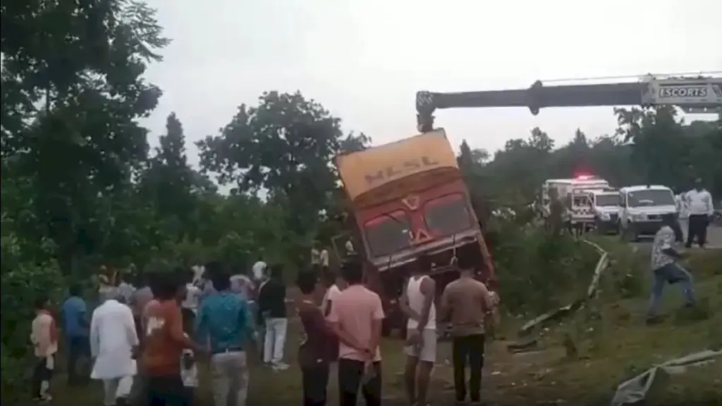 Seven killed in auto-rickshaw and truck crash in Jharkhand