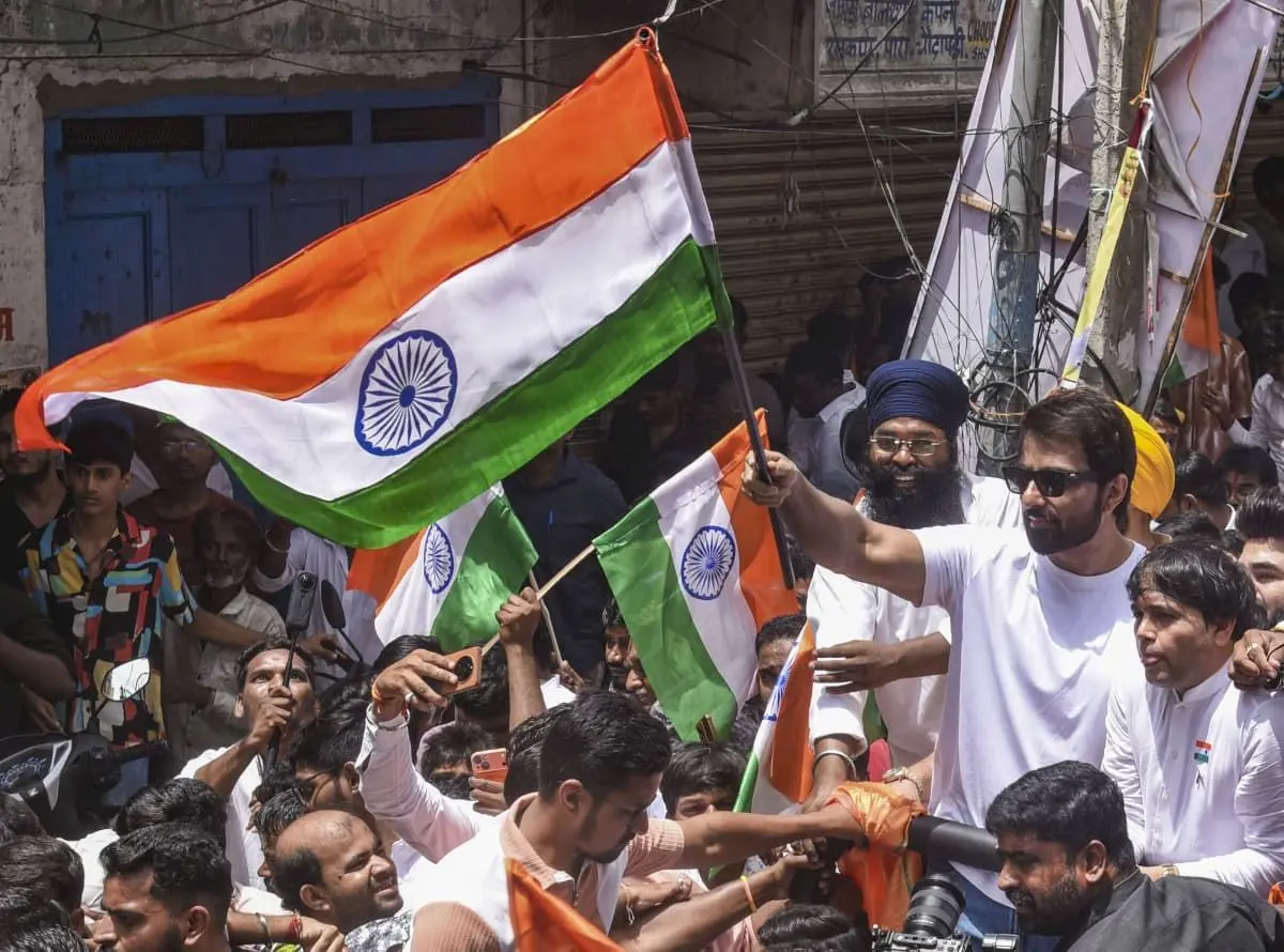 Sonu Sood joins Tiranga Rally in Hyderabad, distributes aid