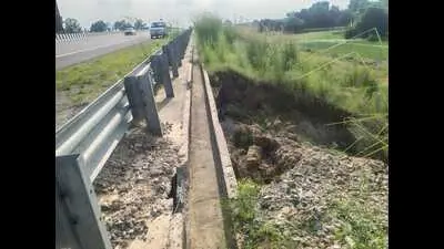 Fresh soil erosion hits Lucknow-Kanpur Expressway near Bandukheda