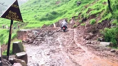 Girl dies as ambulance stuck in mud for 3 hours in J&K