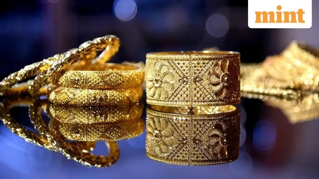 Gold rises, silver falls on profit booking ahead of US data