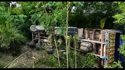 40 Haryana pilgrims hurt as truck falls into Una gorge