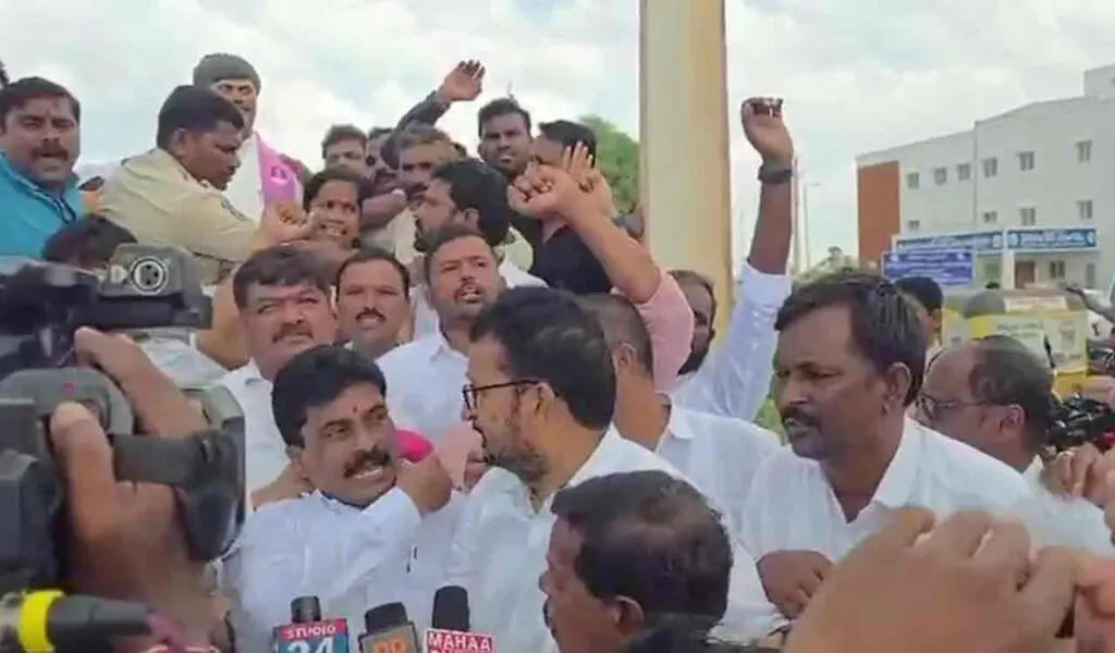 BRS installs ex-MLA statue after municipal demolition of pedestal