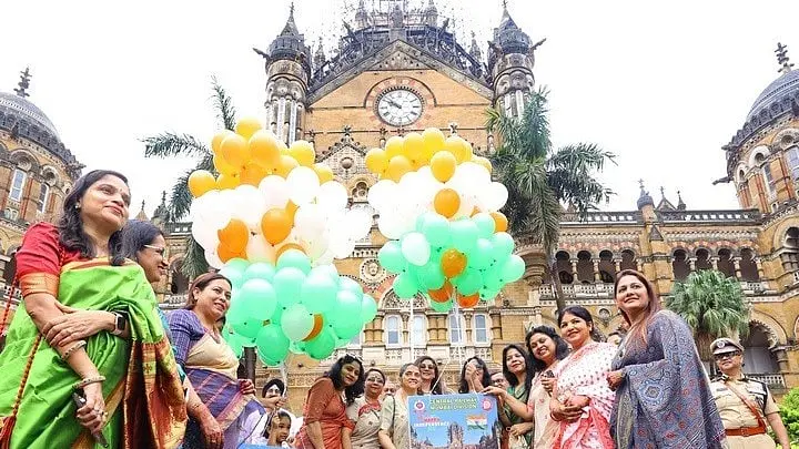 Central Railway GM hoists flag on 80th Independence Day