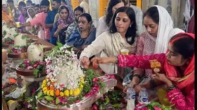 One lakh devotees at Kashi Vishwanath on last Sawan Monday