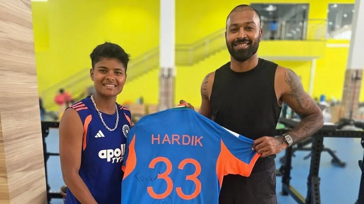 Hardik Pandya gifts signed India jersey to Kranti Gaud
