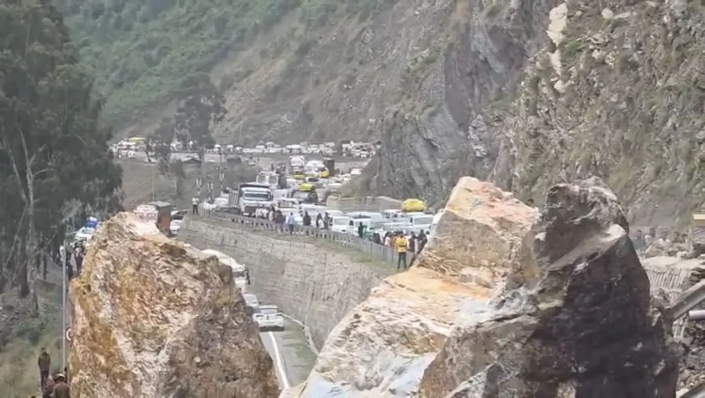 Fresh landslide on Srinagar-Jammu highway, traffic disrupted