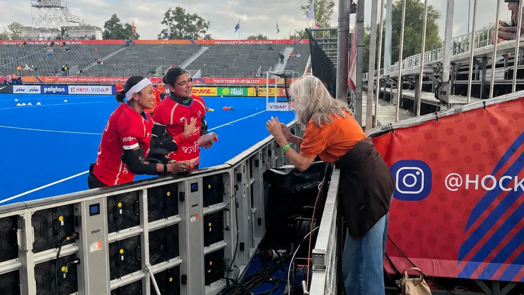 Zijp’s widow hands Indian goalkeepers his sealed letter in Amstelveen