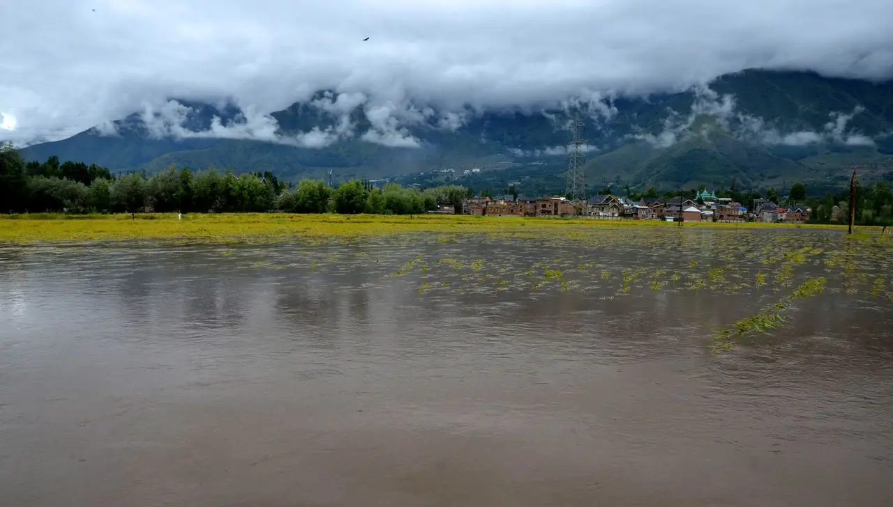 MeT predicts hot humid weather with brief rain spells in J&K till August-end