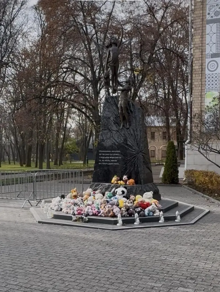 25 killed in Russian strikes, Ukraine population falls to 32 million