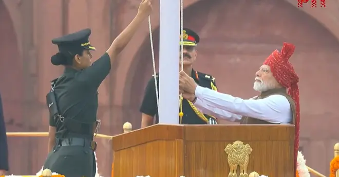 Opposition attacks Modi over ‘dimaagi Naxals’ remark