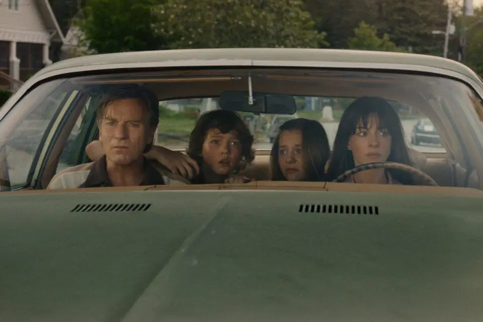 Anne Hathaway leads dinosaur chaos in 'The End of Oak Street'