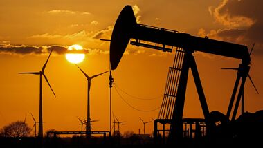 Brent Prices Diverge as Hormuz Talks Face Uncertainty