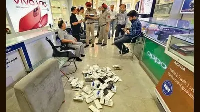 Burglars steal phones worth Rs 35 lakh from Ludhiana shop