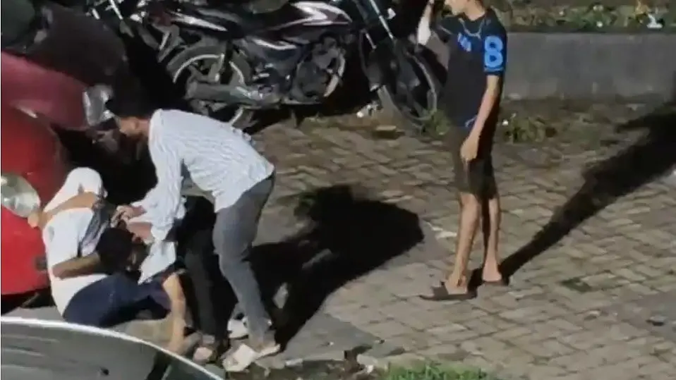 Pimpri-Chinchwad delivery boy attacked with stone, video viral