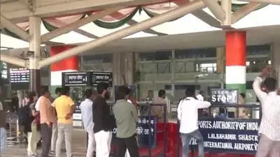 বারাণসী বিমানবন্দরে এয়ার ইন্ডিয়া এক্সপ্রেস যাত্রীর বন্দুক ছিটকে দুইজন আহত