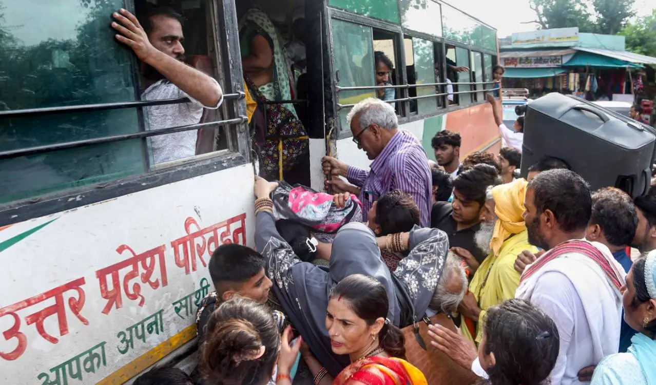 Akhilesh compares BJP to Ravana over free bus promise