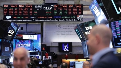 US stocks fall as oil, yields and earnings weigh on investors