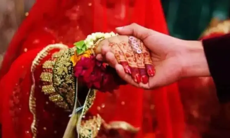 US charges 11 in sham marriage green card scheme