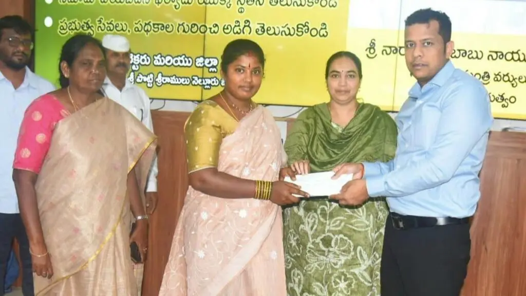 Nellore Collector gives Rs 80,000 to woman entrepreneur