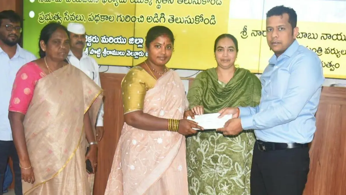 Nellore Collector gives Rs 80,000 to woman entrepreneur