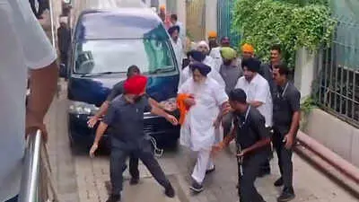 Pune lawyer attacks Sukhbir Singh Badal in Nanded gurdwara