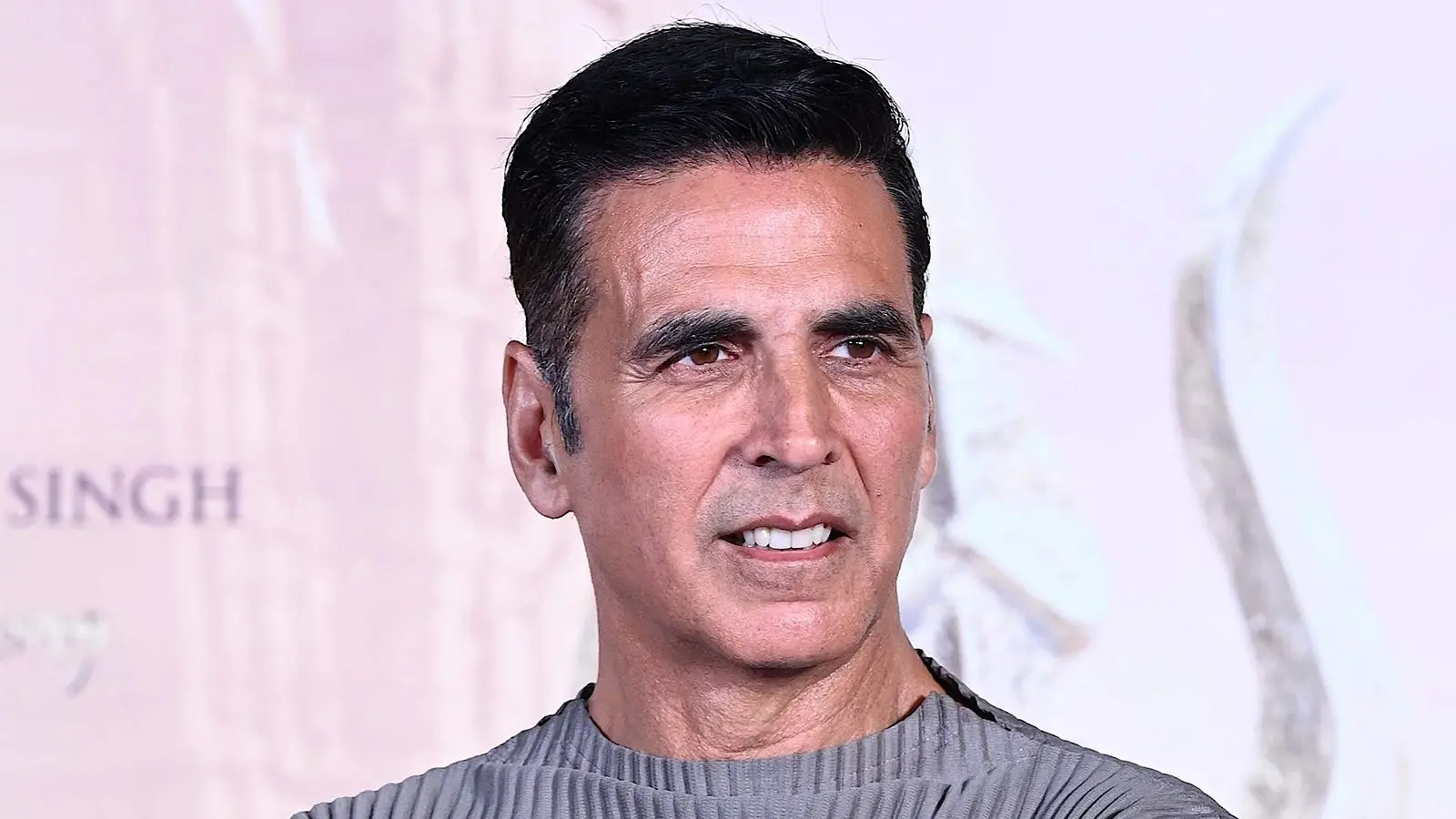 Akshay Kumar promotes AC instead of film, fans irate