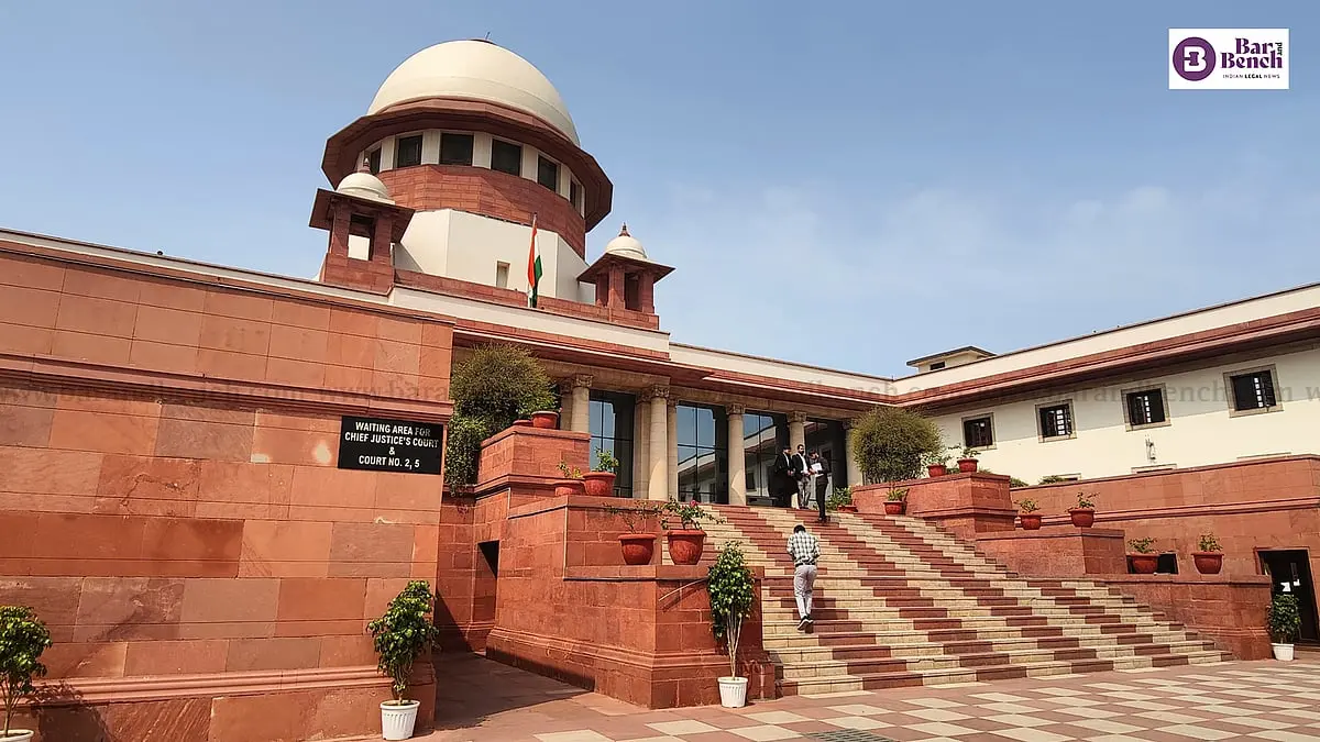 Supreme Court acquits two Gujarat staffers over Rs 20 bribe case