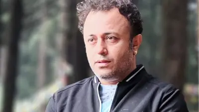 Bengali actor Jaayjeet Banerjee escapes serious injury in lorry crash