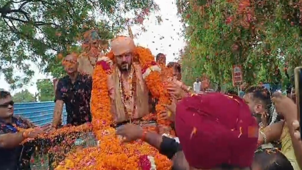 Brij Bhushan Returns to Gonda After Acquittal, Gets Grand Welcome