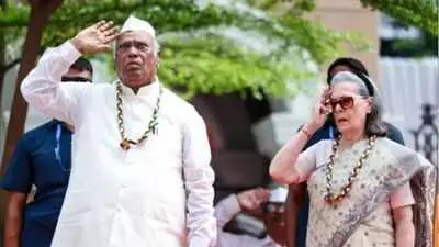 BJP slams Sonia Gandhi over Vande Mataram 'insult'; Congress denies charge