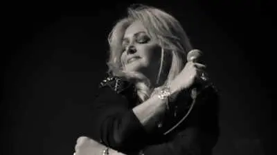 Thousands bid farewell to Bonnie Tyler in Swansea