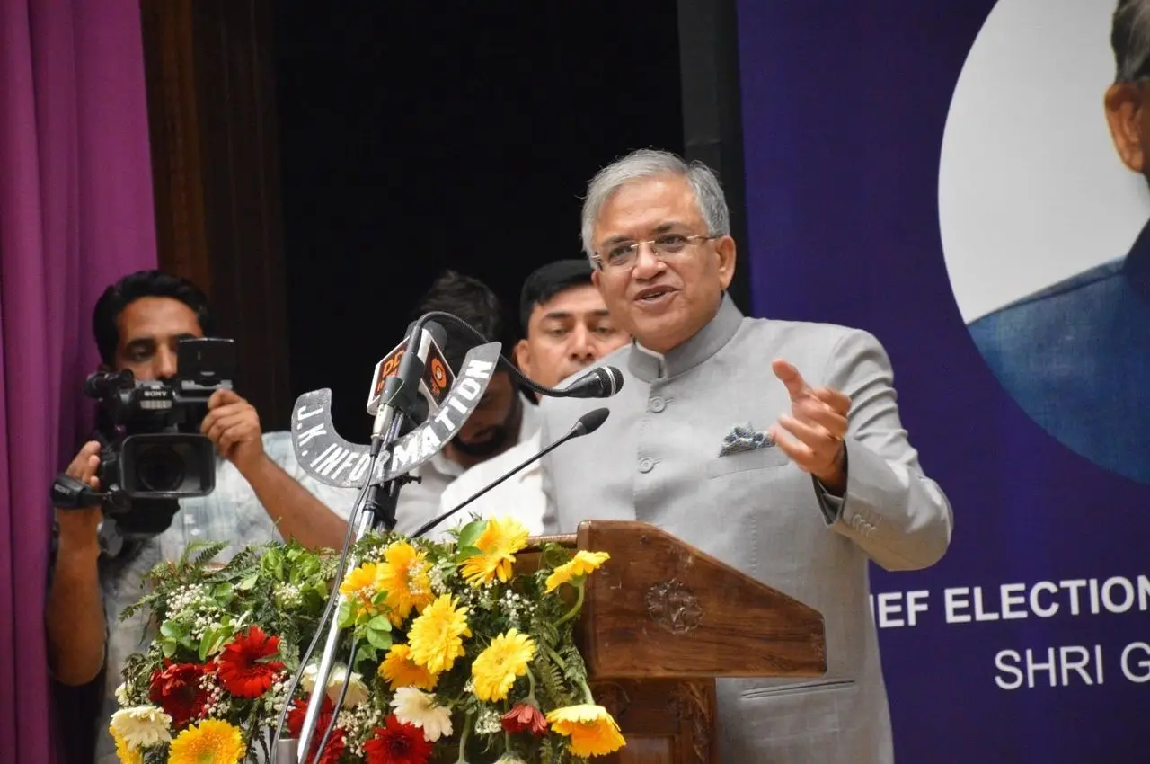 EVM makers have no internet connectivity, says CEC Kumar