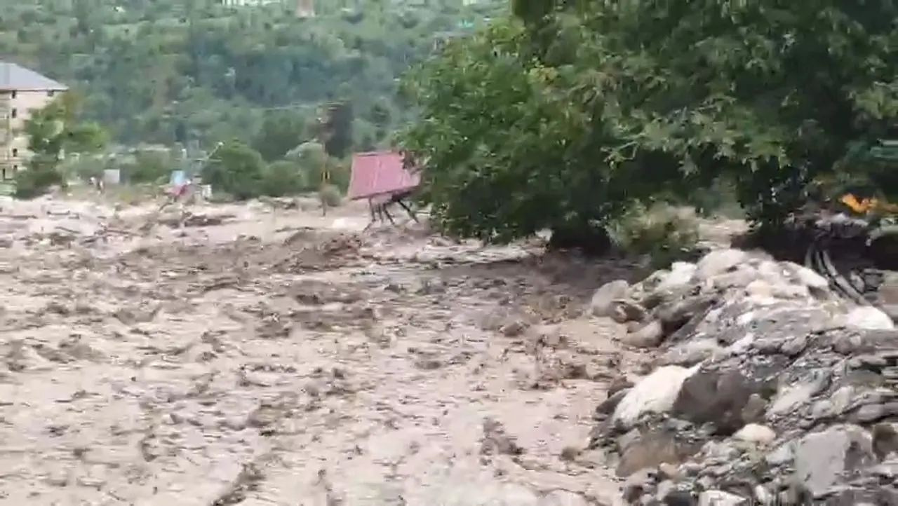 Flash floods hit Kashmir after heavy rains, red alert in Jammu