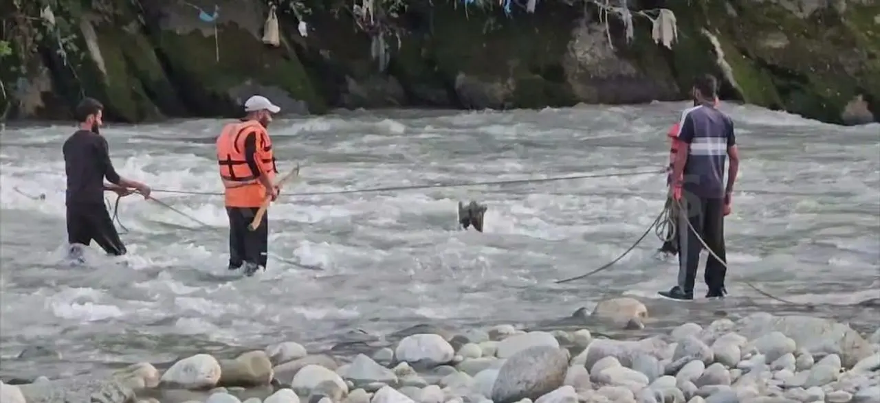 Search for Srinagar youth drowned in Nallah Sindh enters second day