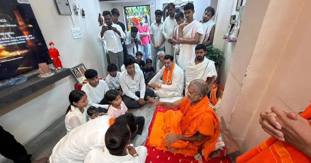 Pejawara Matha seer visits Delhi Dalit colony, calls for unity
