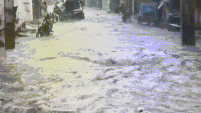 Delhi under red alert as heavy rain, lightning pound capital