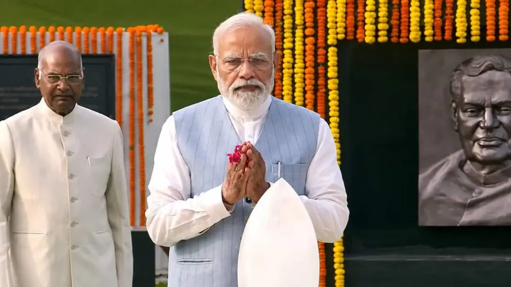 Modi pays floral tribute to Vajpayee on death anniversary