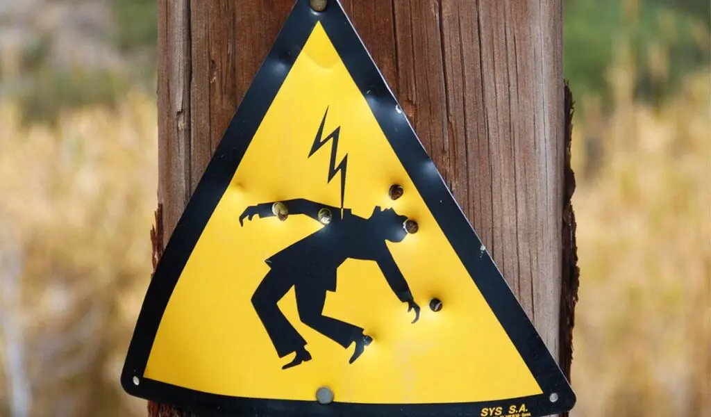 Father and son electrocuted while irrigating paddy in Telangana