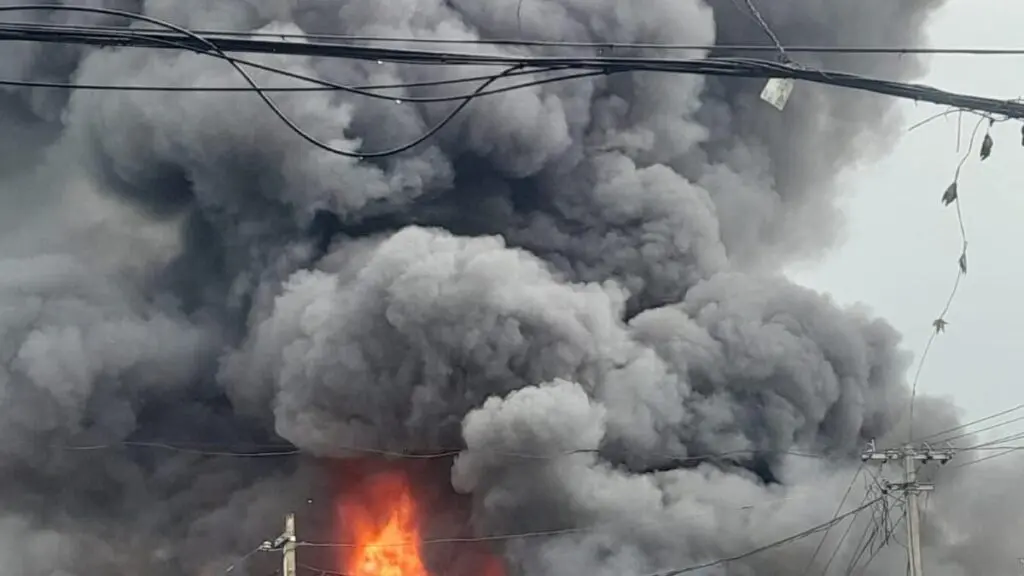 Major fire guts godown at Angamaly, traffic hit