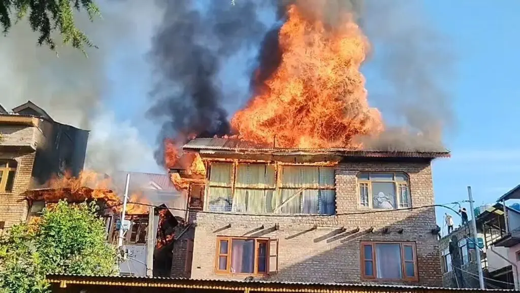 Seven houses gutted in Srinagar's Watal Kadal fire