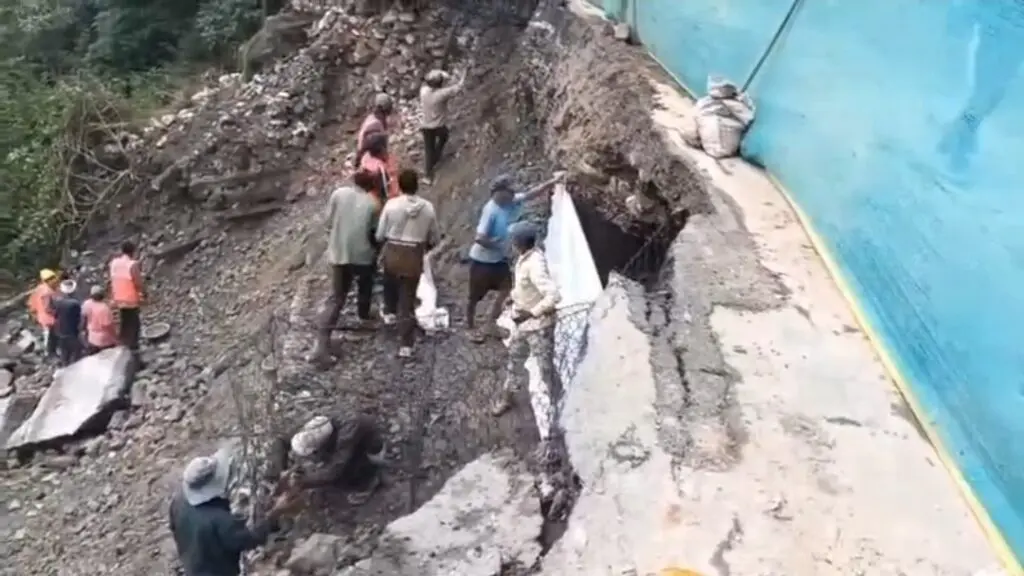 Fresh landslide hits Mussoorie-Dehradun road, heavy vehicles banned