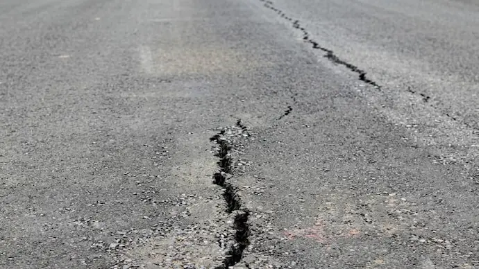 Fresh cracks on UP's Ganga Expressway near Unnao after repairs