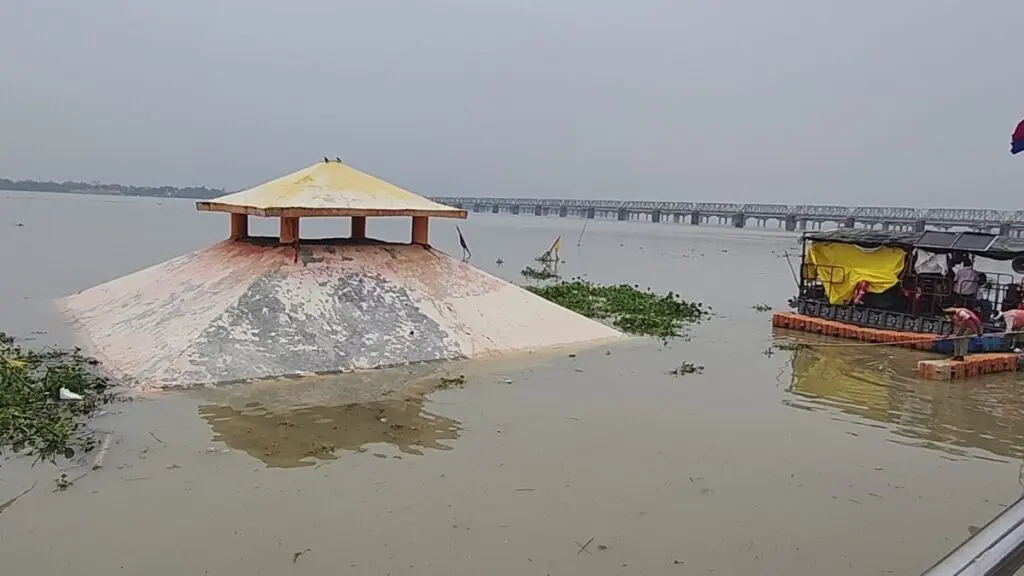 Ganga-Yamuna flood submerges Prayagraj Sangam area