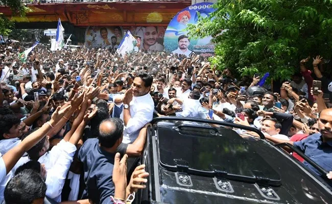 Jagan's Hyderabad visit draws massive crowd and BRS banners